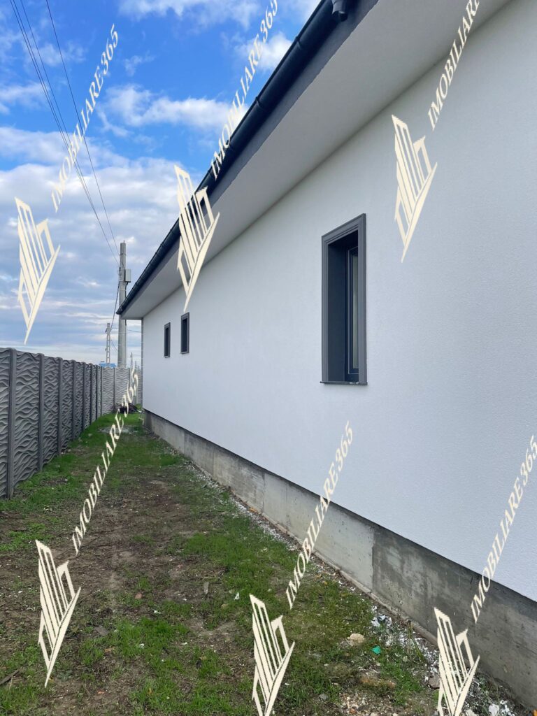 Teren in suprafata de 680 mp situat in Slatioara str. Mihai Viteazu nr 1 cu casa pe parter in zona rezidentiala