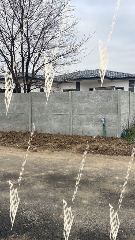 Teren in suprafata de 680 mp situat in Slatioara str. Mihai Viteazu nr 1 cu casa pe parter in zona rezidentiala